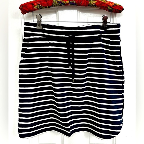 🎉Navy/White striped skirt - Size Medium - Picture 1 of 10